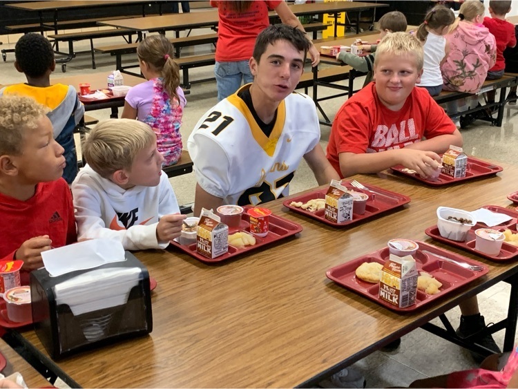 football player eats with kids 